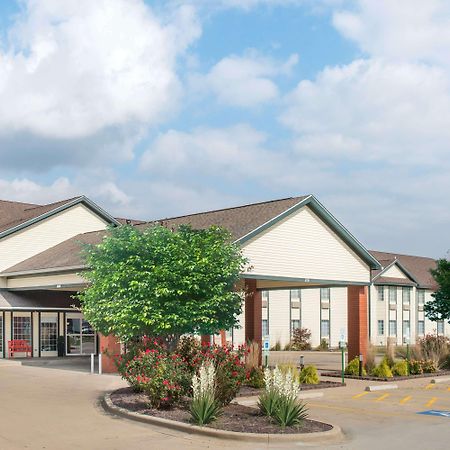 Ramada By Wyndham Springfield North Hotel Exterior photo