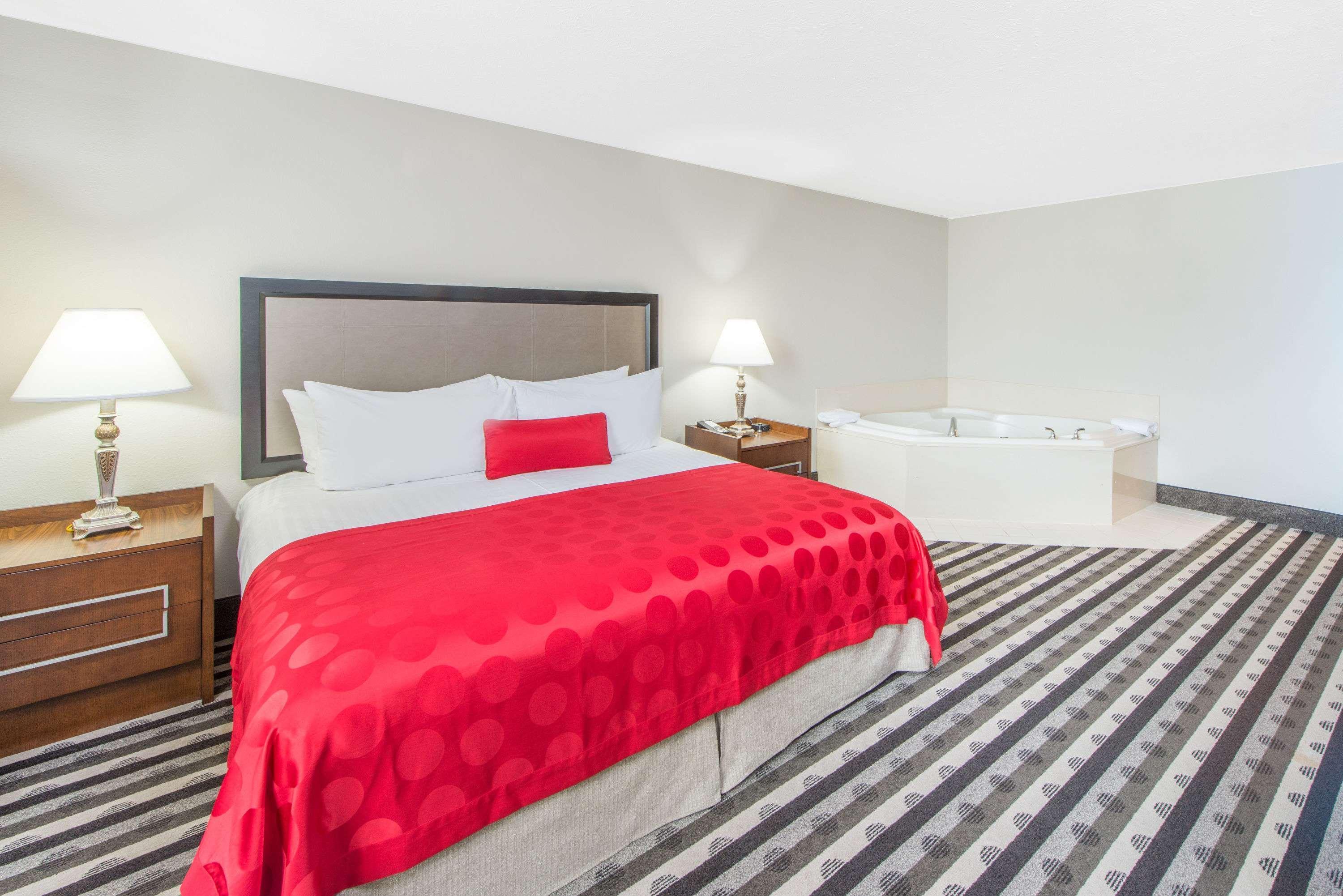 Ramada By Wyndham Springfield North Hotel Exterior photo
