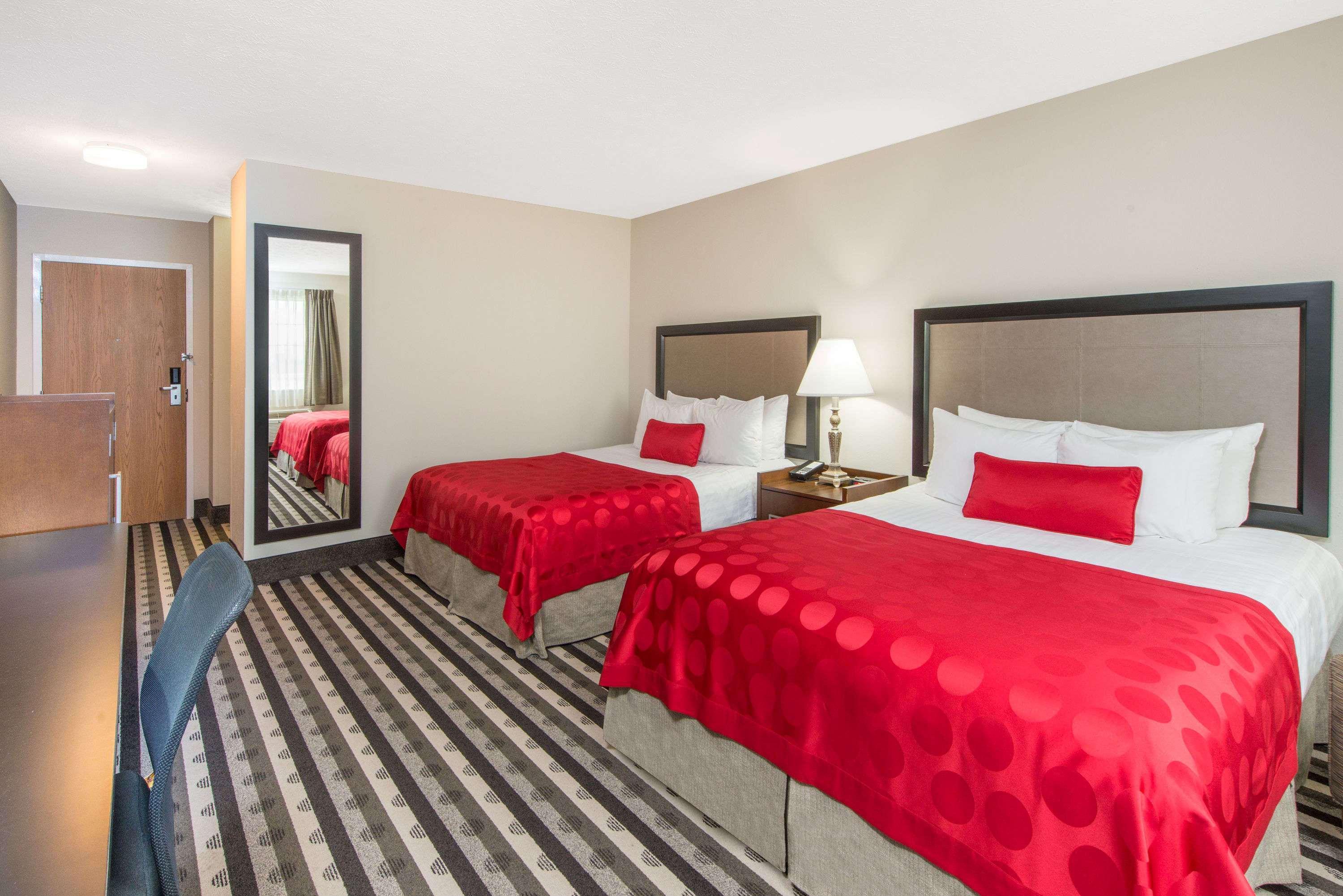 Ramada By Wyndham Springfield North Hotel Exterior photo