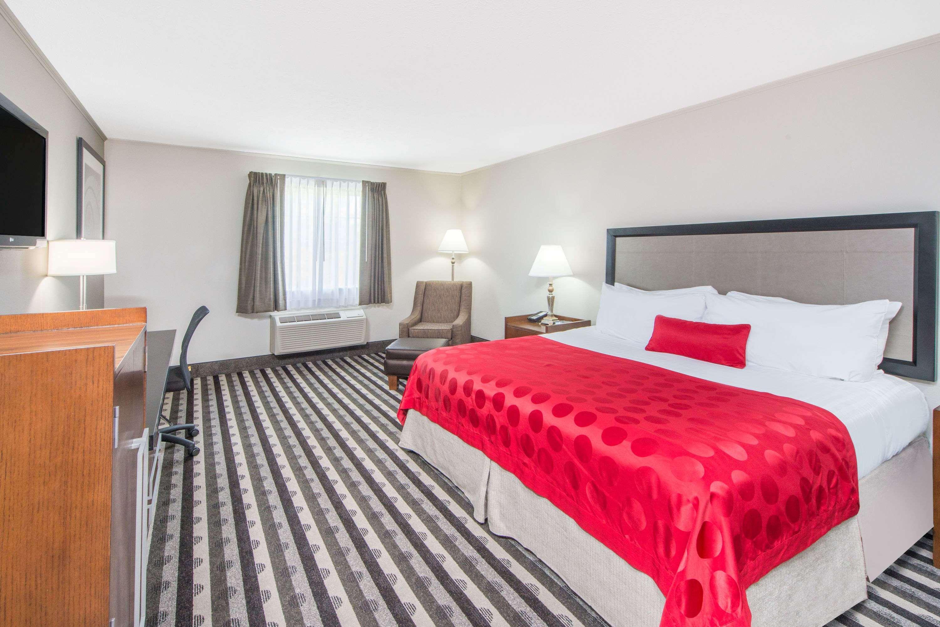 Ramada By Wyndham Springfield North Hotel Exterior photo