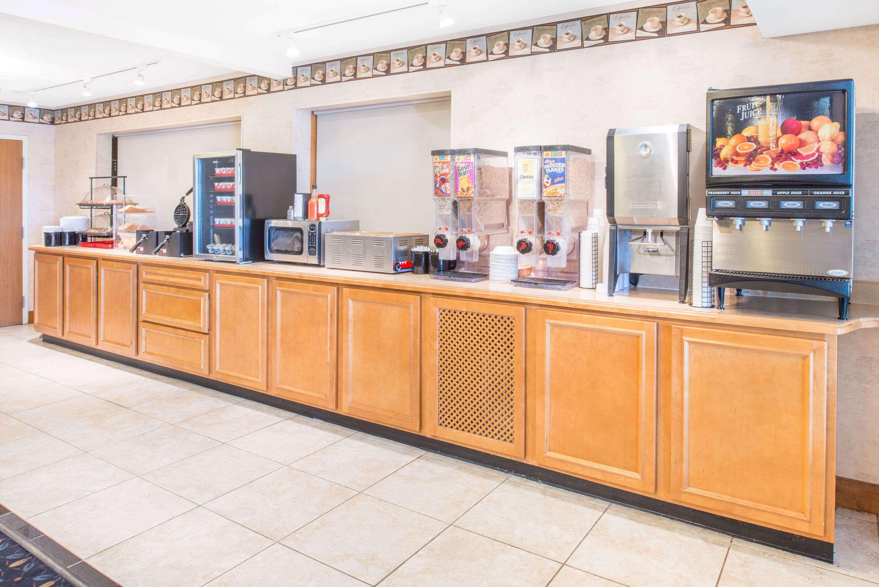 Ramada By Wyndham Springfield North Hotel Exterior photo