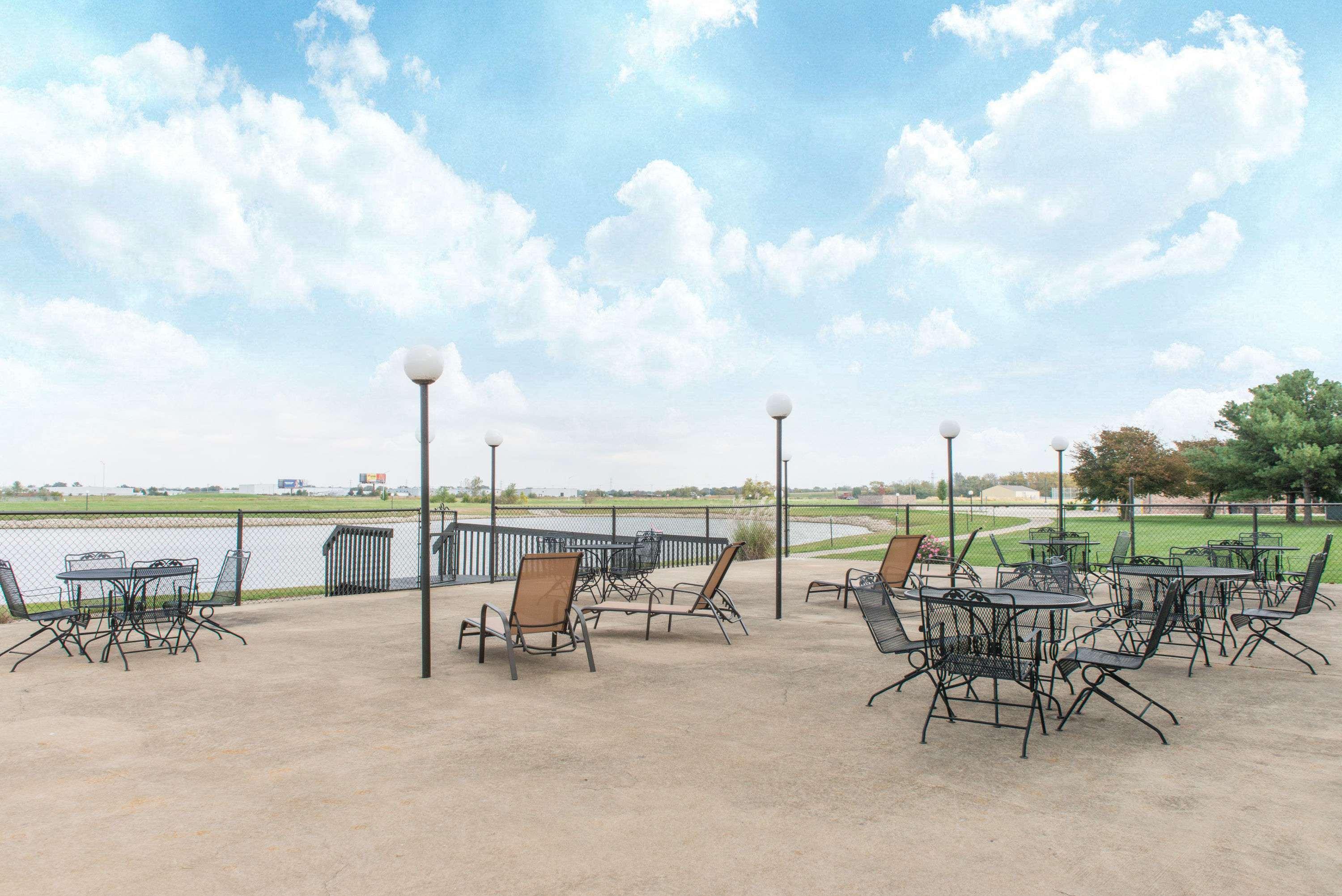 Ramada By Wyndham Springfield North Hotel Exterior photo