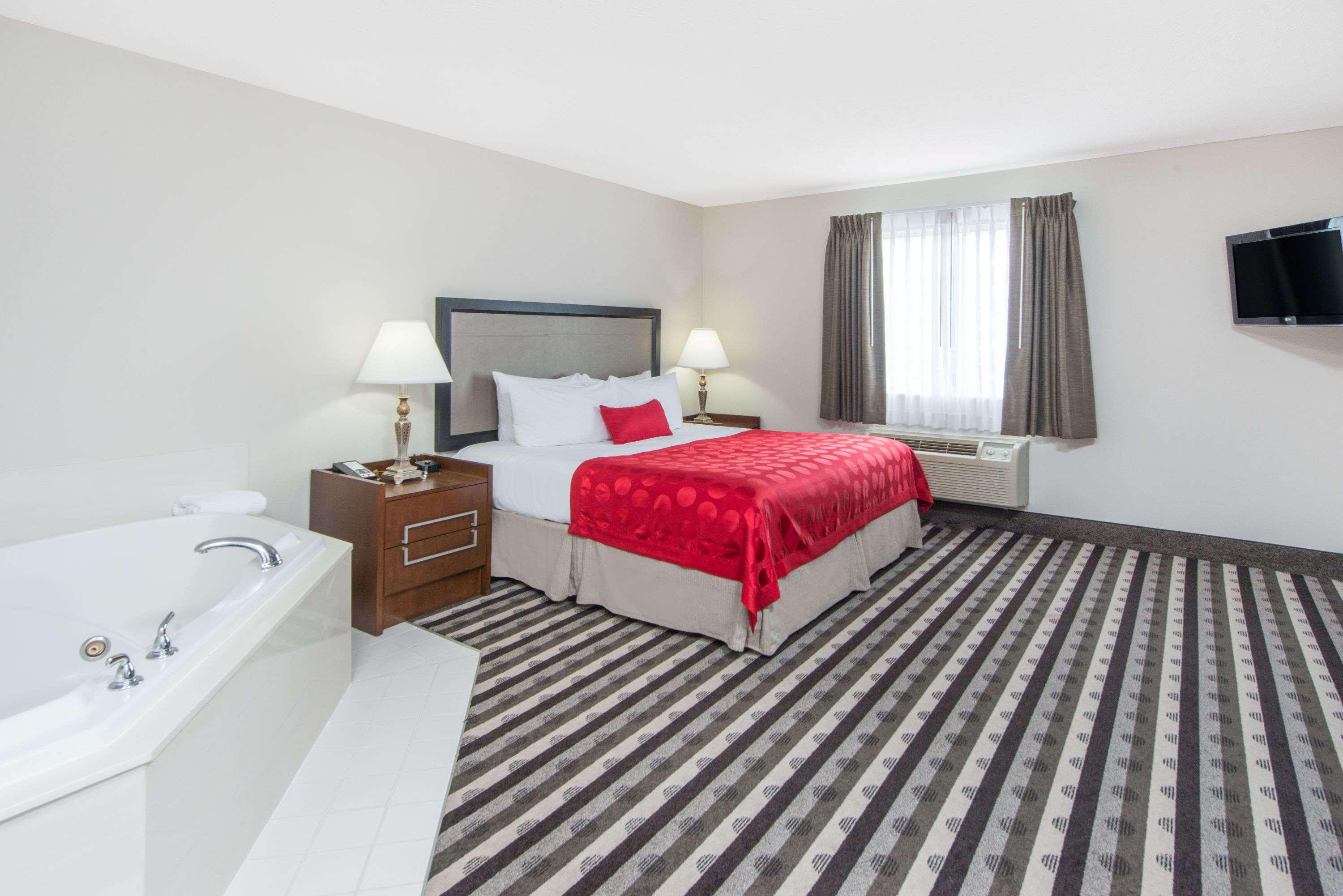 Ramada By Wyndham Springfield North Hotel Exterior photo