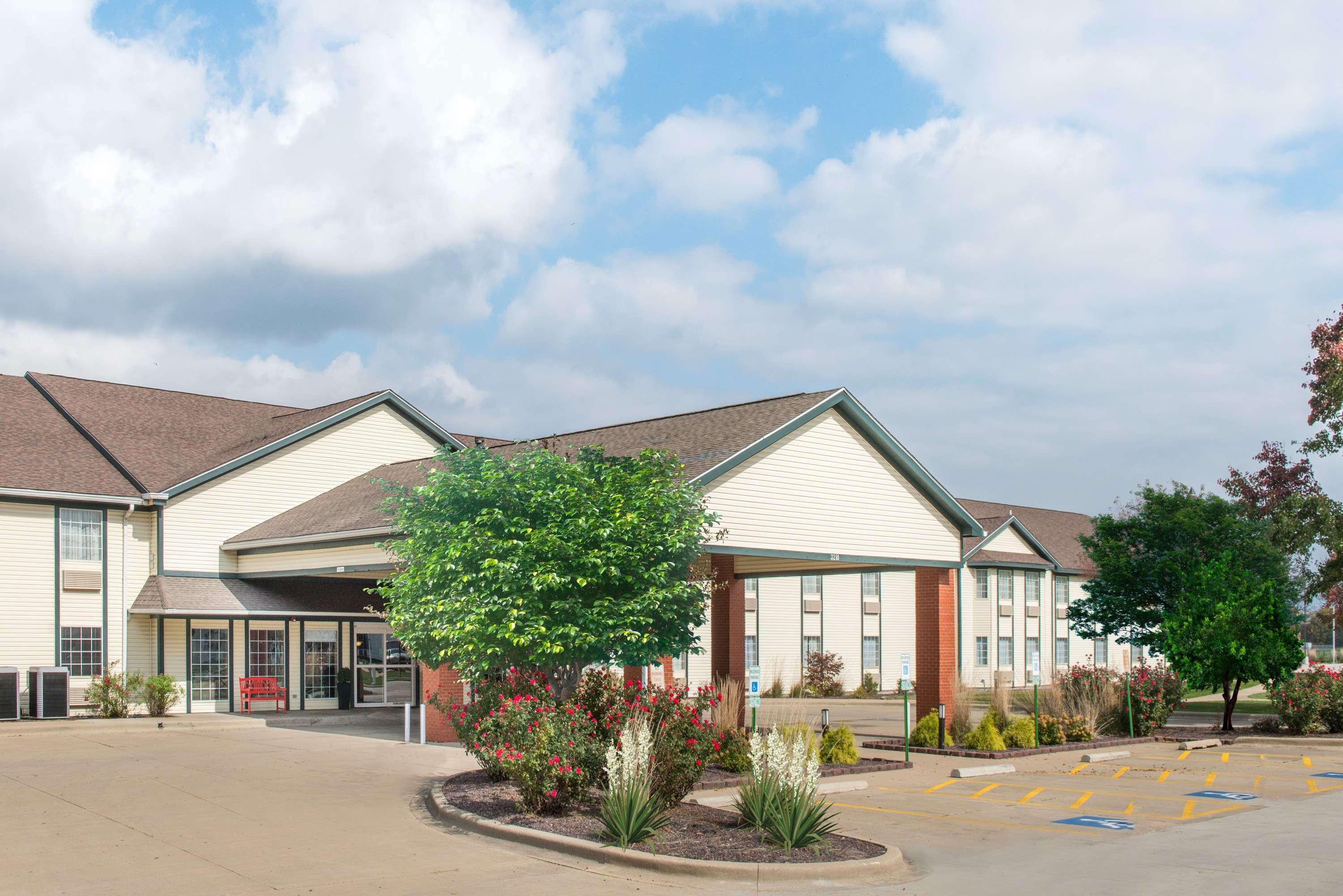 Ramada By Wyndham Springfield North Hotel Exterior photo