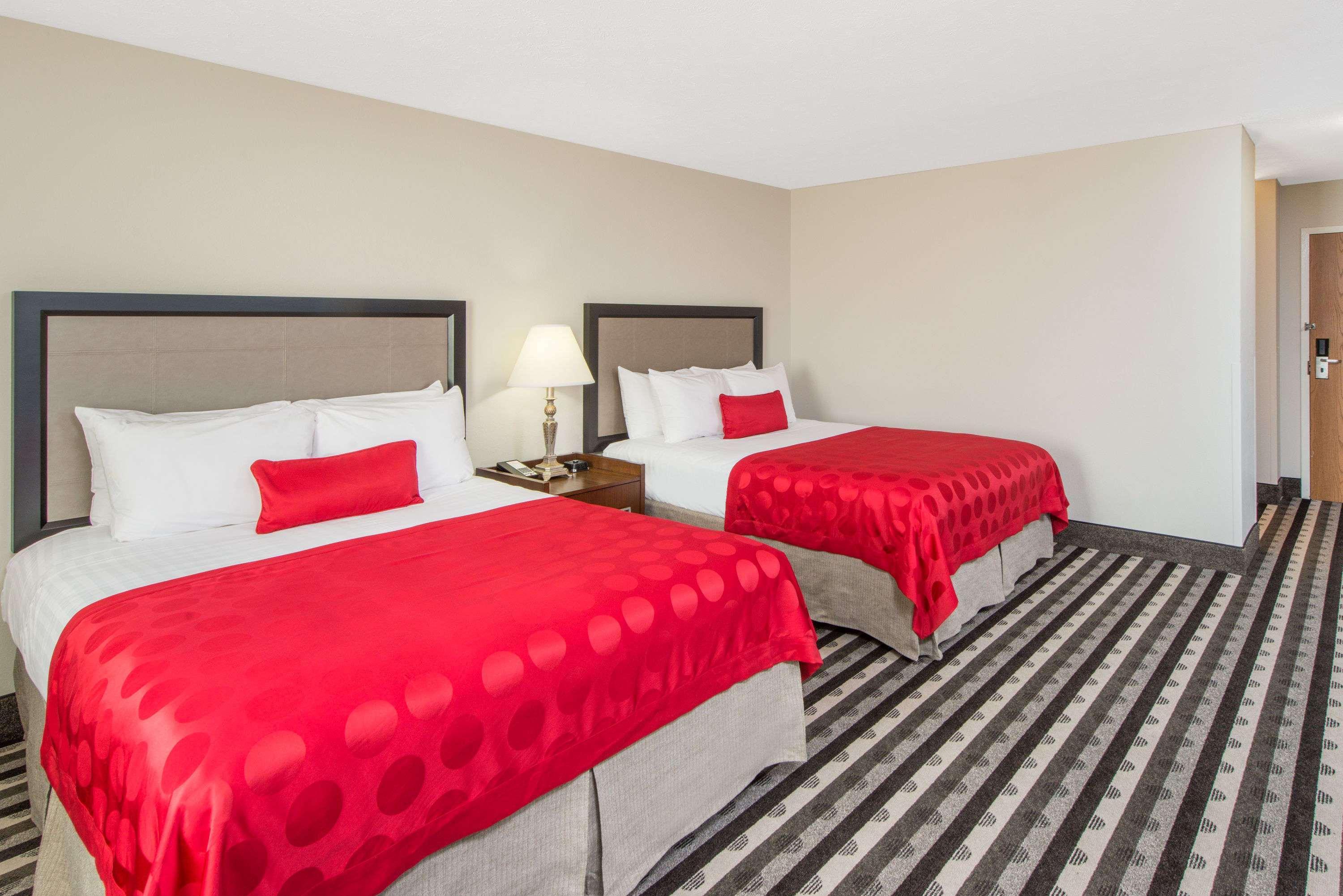 Ramada By Wyndham Springfield North Hotel Exterior photo