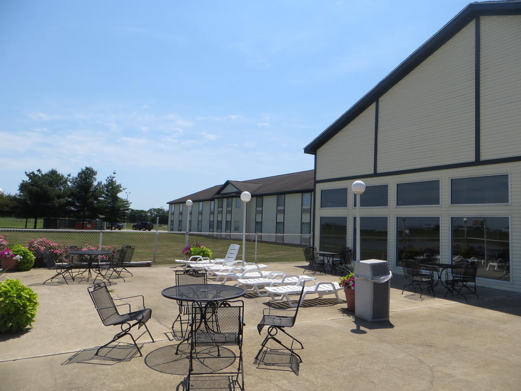 Ramada By Wyndham Springfield North Hotel Exterior photo