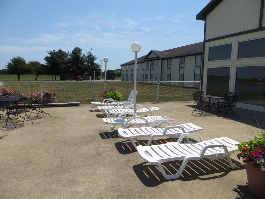Ramada By Wyndham Springfield North Hotel Exterior photo