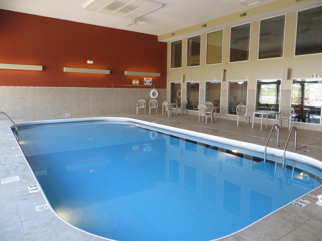 Ramada By Wyndham Springfield North Hotel Exterior photo